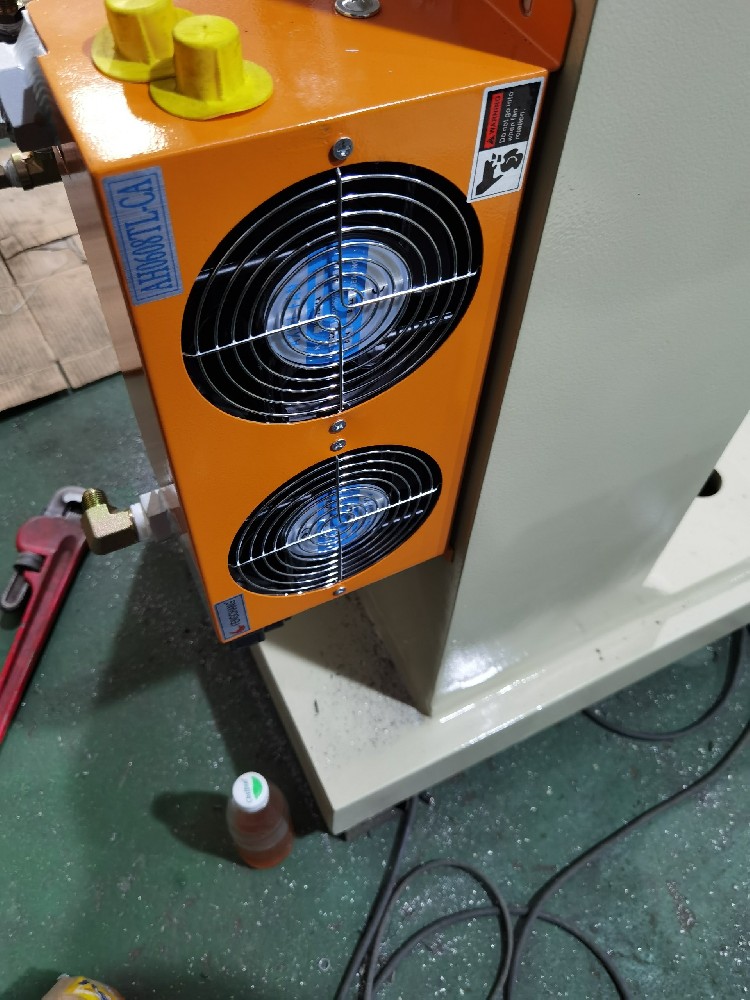 旋鉚機鉚和液壓散熱箱
